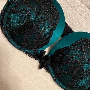Victoria’s Secret very sexy plunge bra